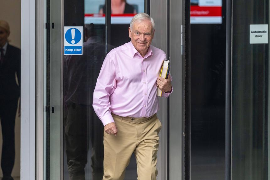 Jeffrey Archer à saída dos estúdios da BBC, há dois dias, depois de promover o seu novo livro