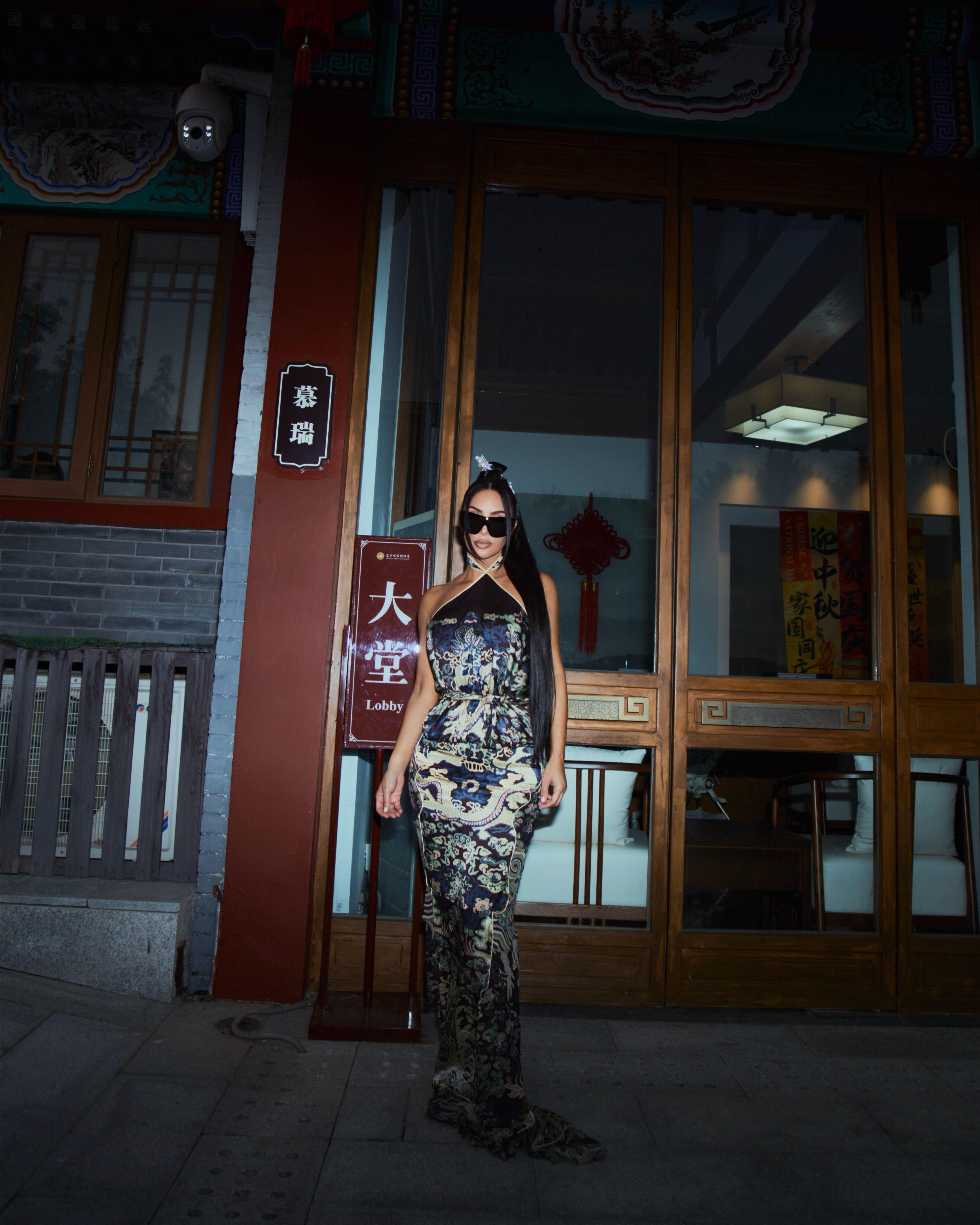 Kim Kardashian com a irmã Khloe e a mãe Kris Jenner na Grande Muralha da China - foto: Instagram