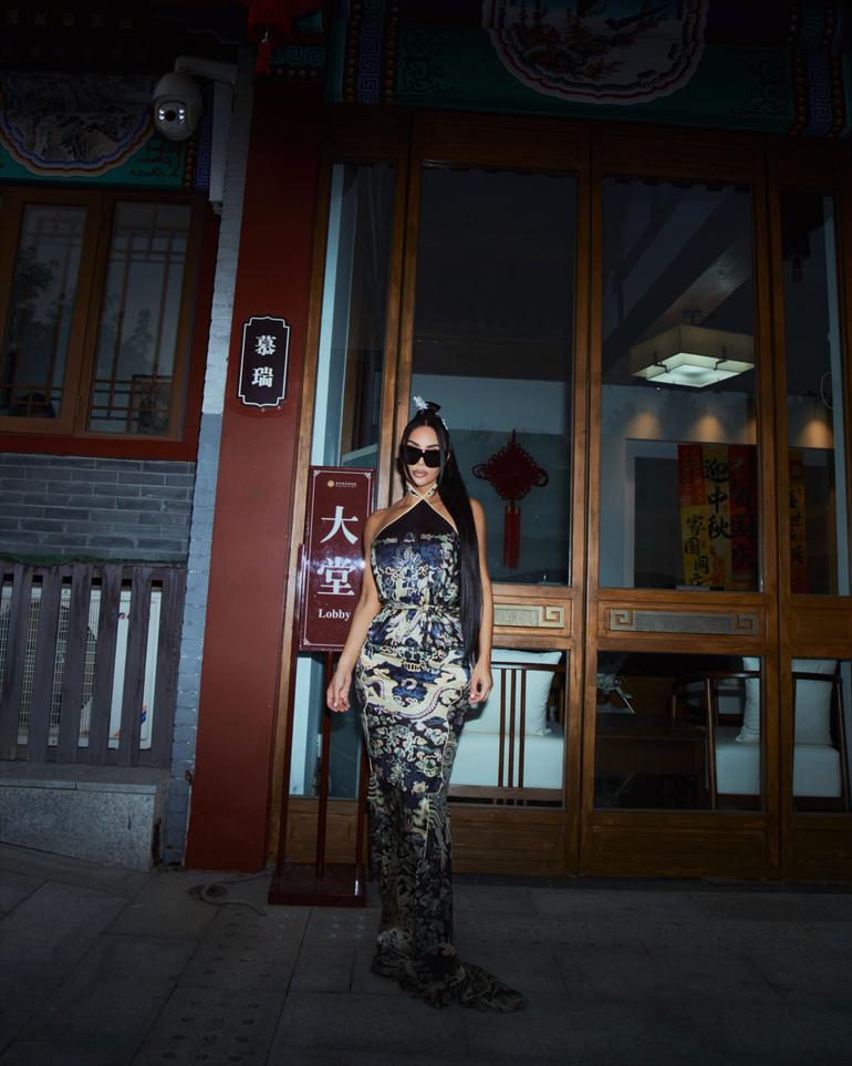 Kim Kardashian com a irmã Khloe e a mãe Kris Jenner na Grande Muralha da China - foto: Instagram