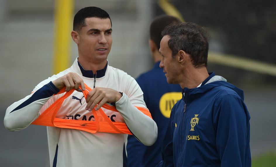 Cristiano Ronaldo com Ricardo Carvalho, que foi adjunto de Roberto Martínez na Seleção. Foto MIGUEL NUNES