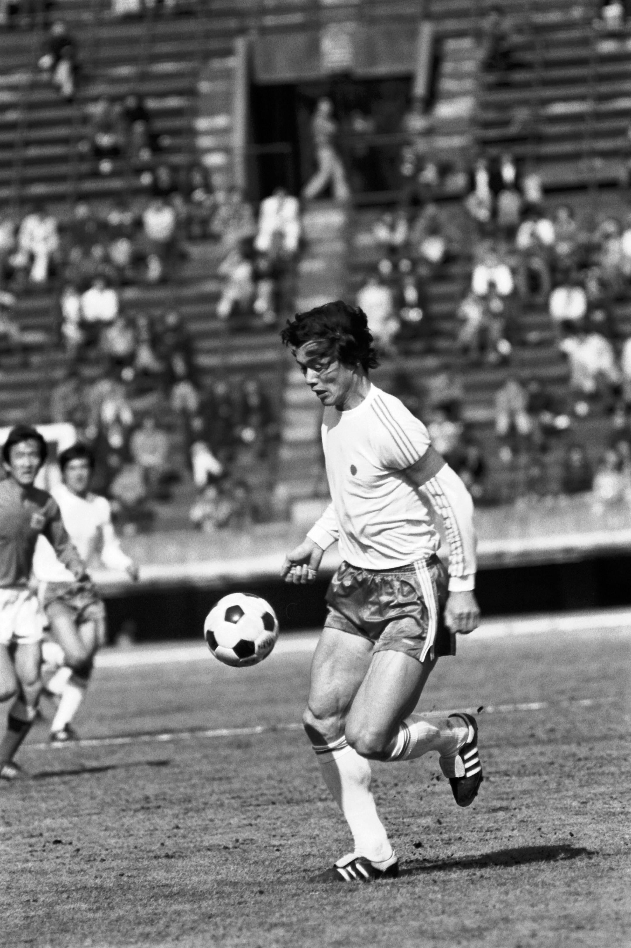 16. Kunishige Kamamoto (Japão) - 75 golos