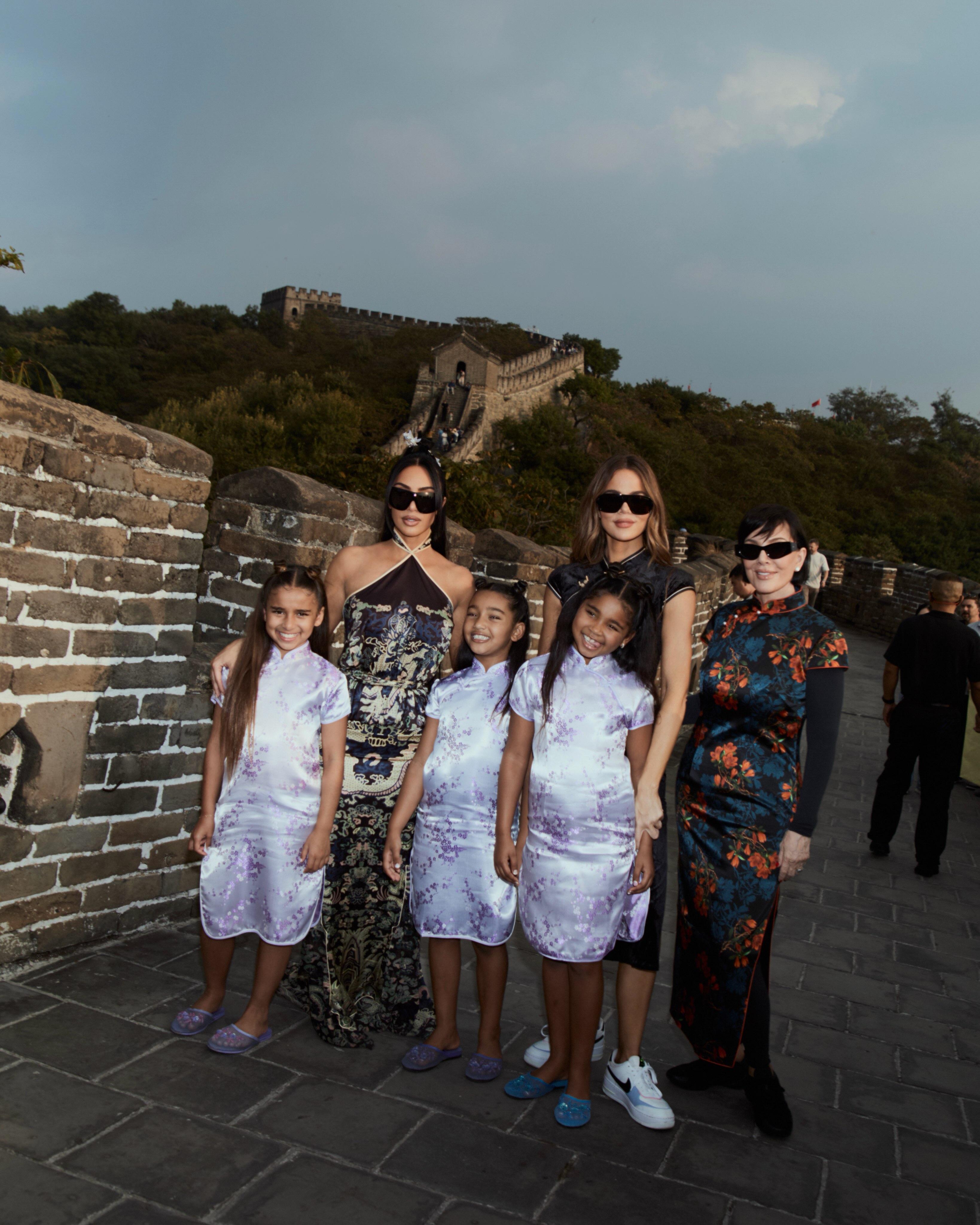 Kim Kardashian com a irmã Khloe e a mãe Kris Jenner na Grande Muralha da China - foto: Instagram