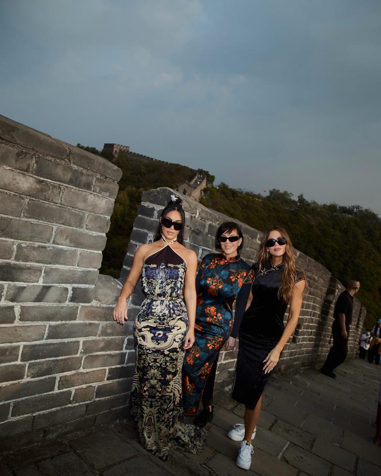 Kim Kardashian com a irmã Khloe e a mãe Kris Jenner na Grande Muralha da China - foto: Instagram
