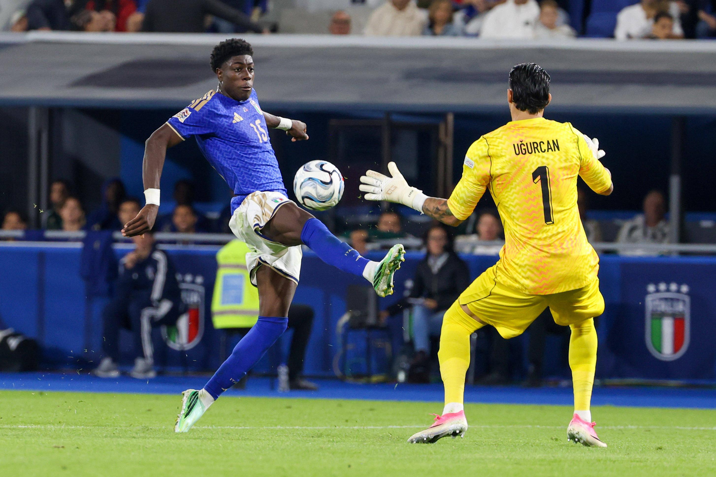 Issa Doumbia testou o guardião turco  Ugurcan Çakir