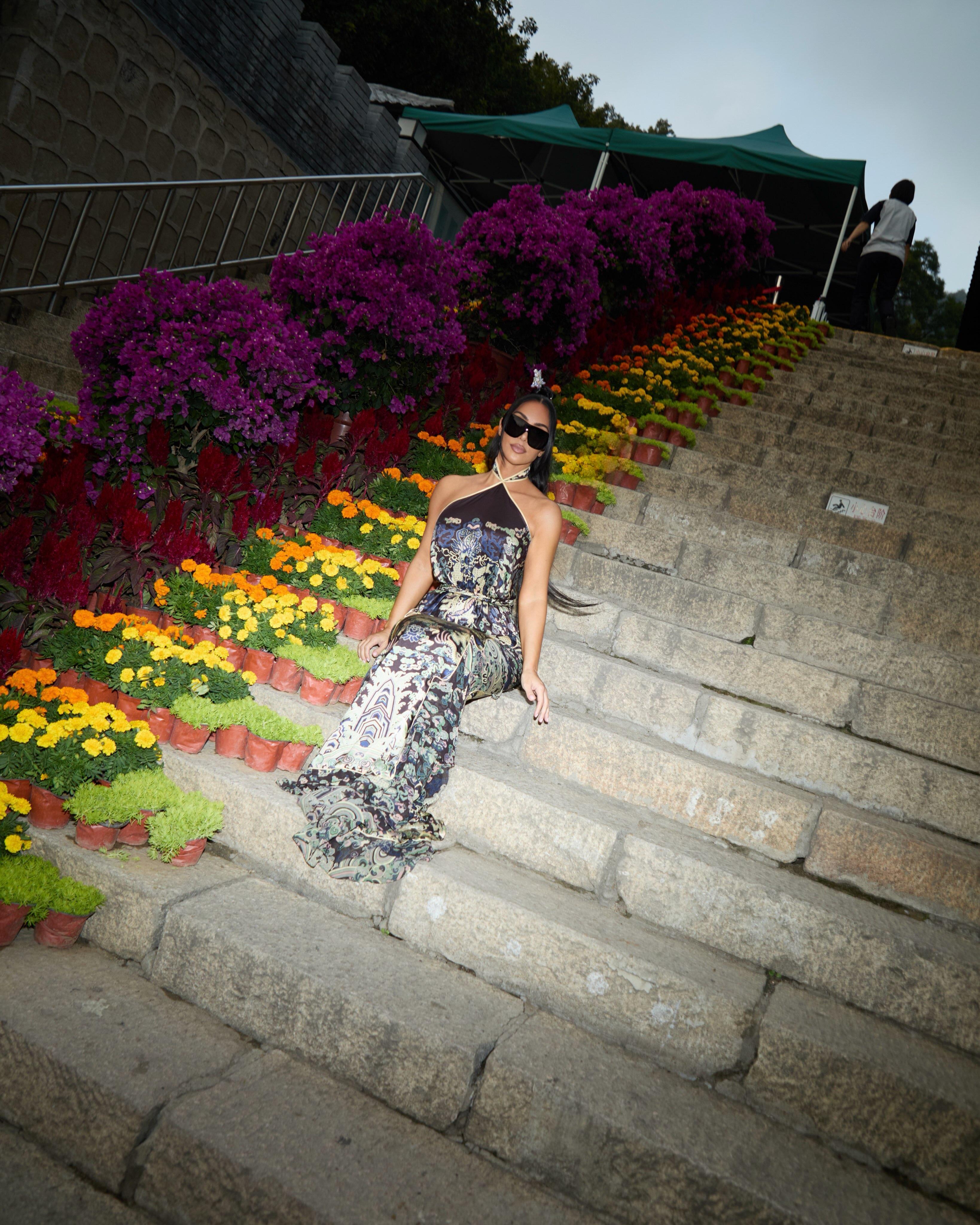 Kim Kardashian com a irmã Khloe e a mãe Kris Jenner na Grande Muralha da China - foto: Instagram