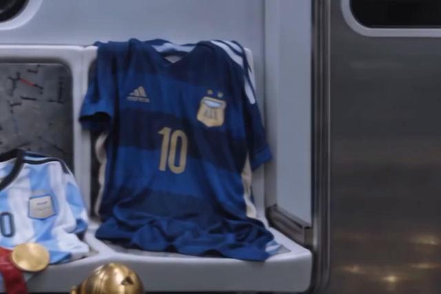 Aberto até de madrugada pelo 'goat': como o metro de Buenos Aires se despede de Messi