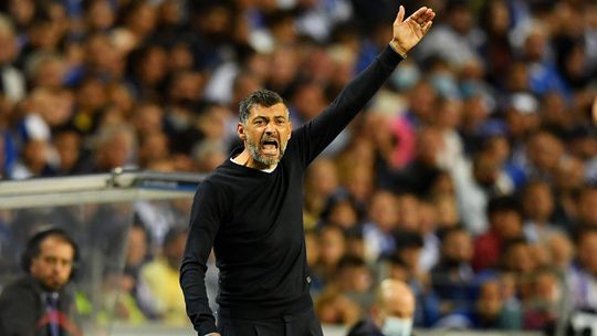 Sérgio Conceição de «cabeça baixa a olhar para o símbolo»