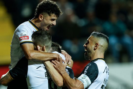 Farense capitaliza erros de um Arouca em crise profunda