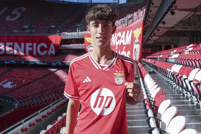 Benfica segura jovem médio