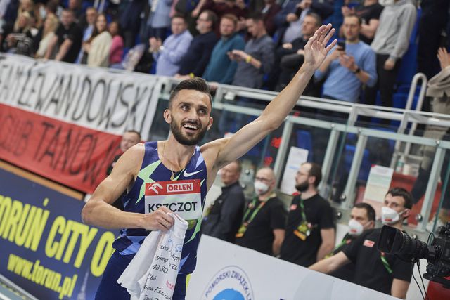 Antigo campeão mundial cai com meta à vista e acaba maratona em braços (vídeo)