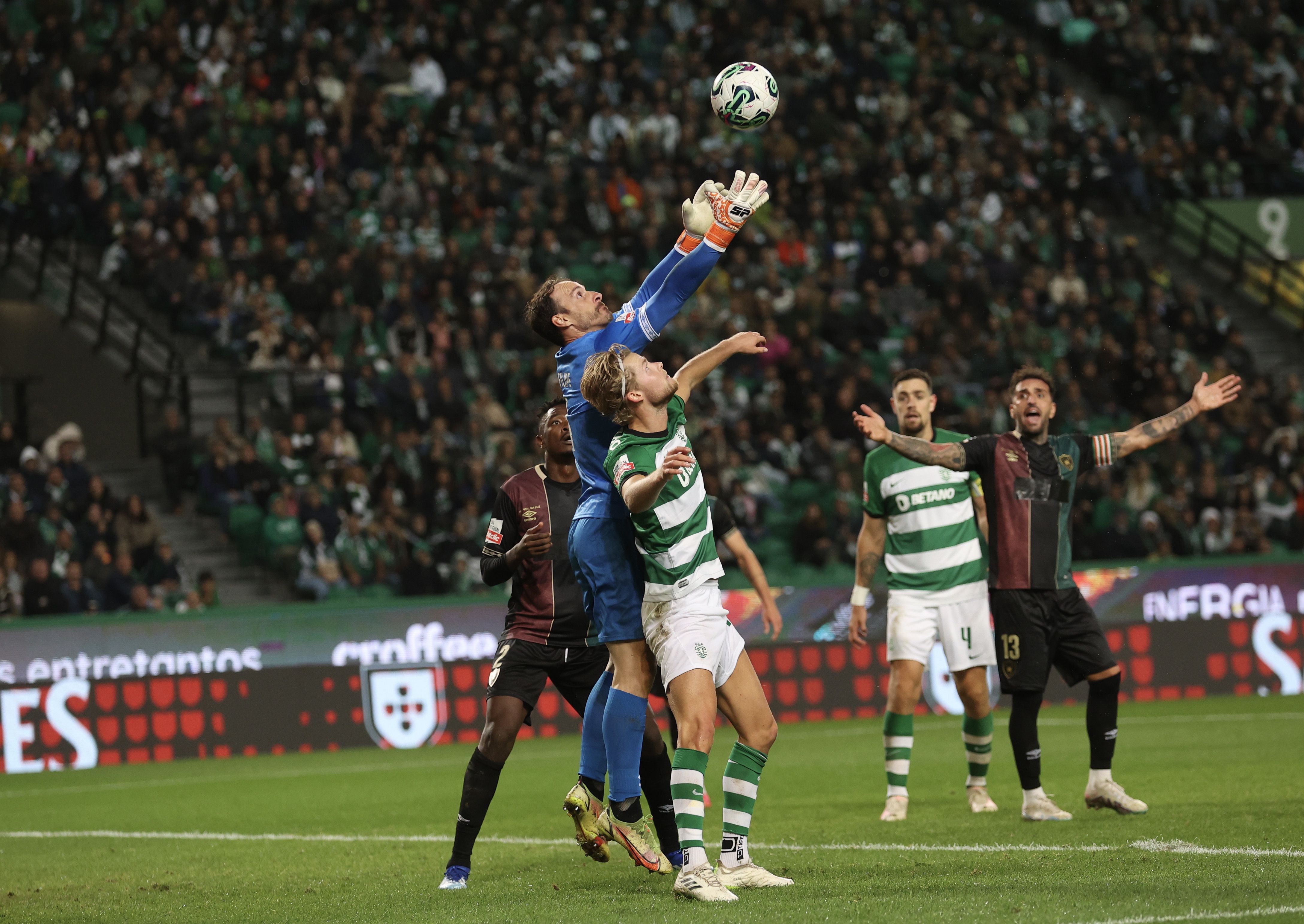 Edwards ainda fez magia, mas Sporting não evita 'tubarão' da Champions