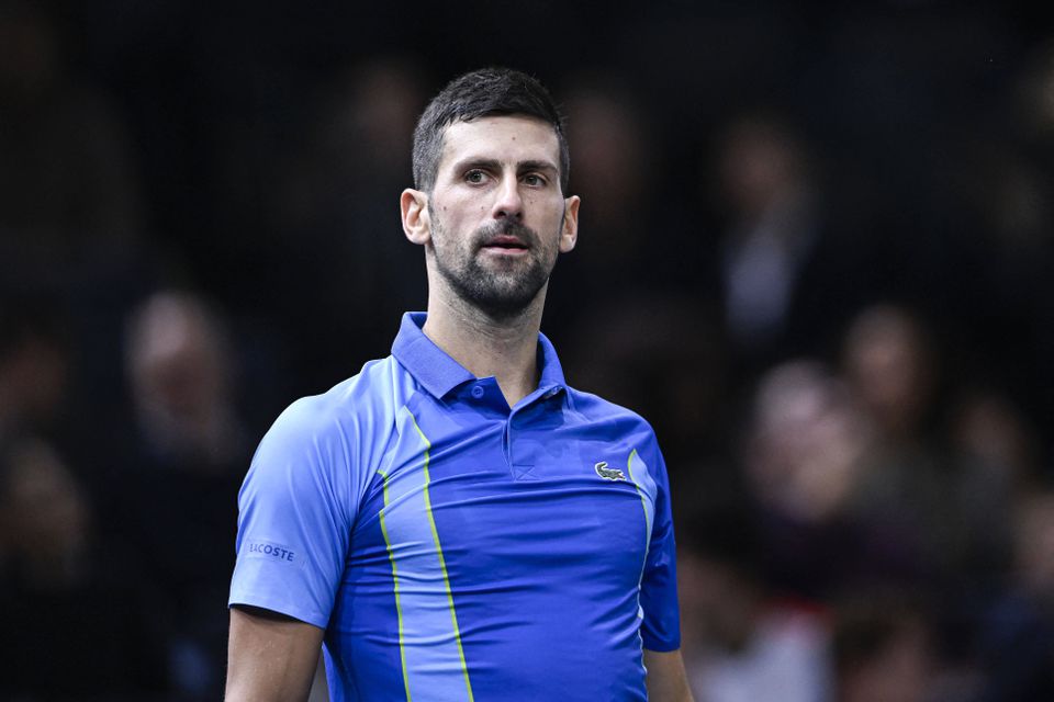 Novak Djokovic a uma vitória de terminar ano no topo do ranking