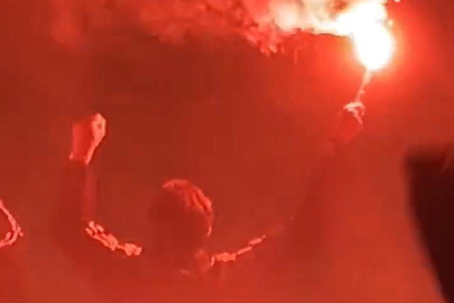 Foi expulso e juntou-se aos ultras a apoiar a equipa (vídeo)