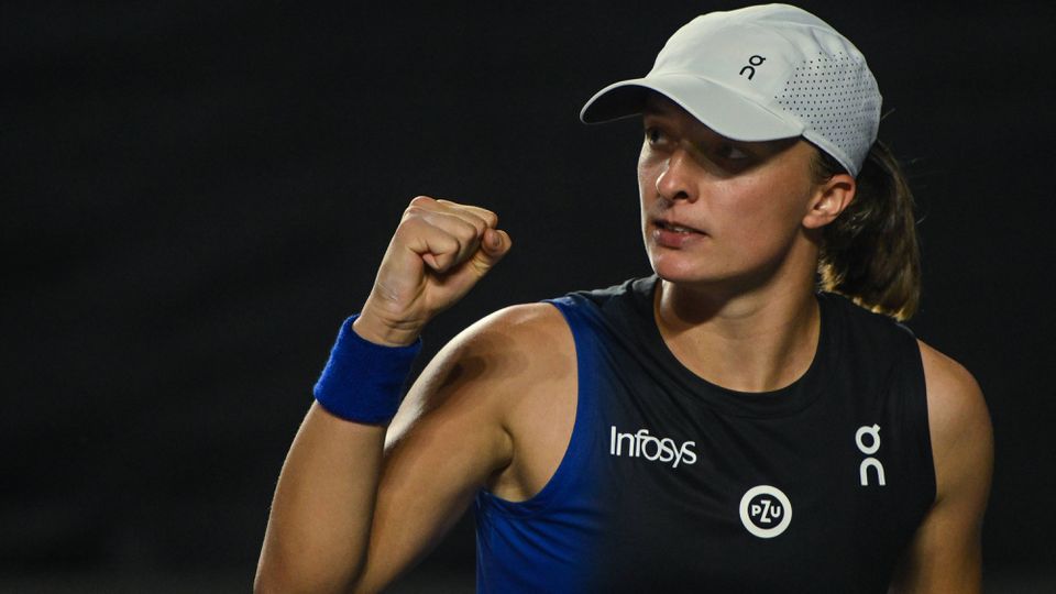 WTA Finals: Swiatek bate Sabalenka nas meias e pode ‘roubar-lhe’ número 1