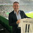 Diego Capel, extremo esquerdo espanhol, nas bancadas de Alvalade com uma camisola com o seu nome