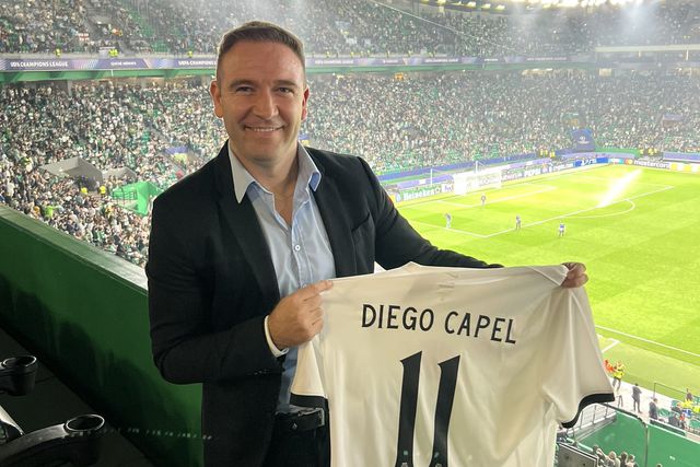Diego Capel, extremo esquerdo espanhol, nas bancadas de Alvalade com uma camisola com o seu nome