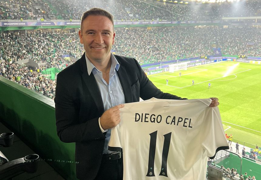 Diego Capel, extremo esquerdo espanhol, nas bancadas de Alvalade com uma camisola com o seu nome