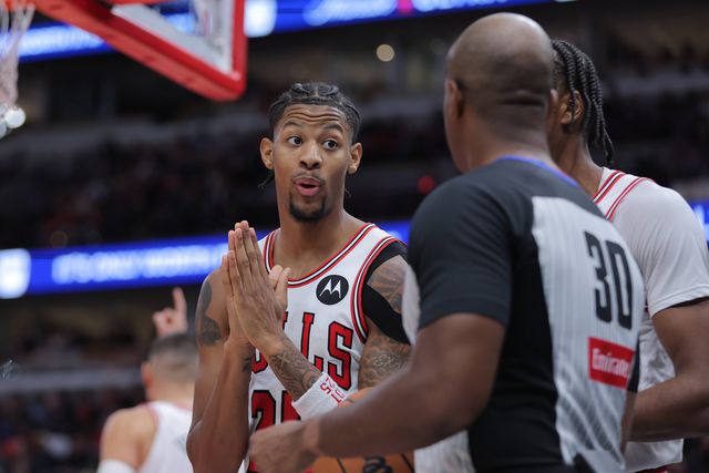 Dalen Terry (Chicago Bulls) reage a uma decisão do árbitro durante o jogo com os Utah Jazz