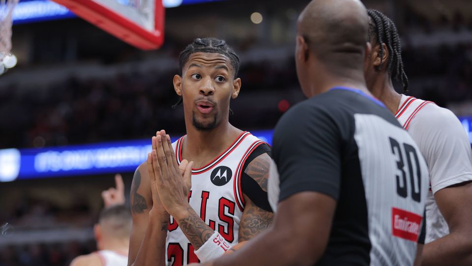 Dalen Terry (Chicago Bulls) reage a uma decisão do árbitro durante o jogo com os Utah Jazz