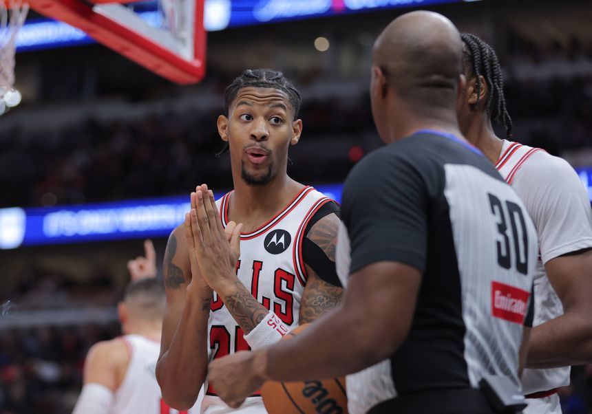 Dalen Terry (Chicago Bulls) reage a uma decisão do árbitro durante o jogo com os Utah Jazz