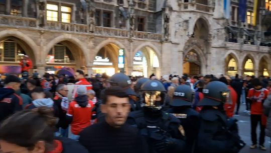 A festa dos adeptos do Benfica em Munique