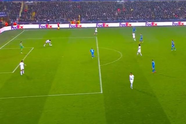 VÍDEO: lance surreal no Club Brugge-Aston Villa dá penálti