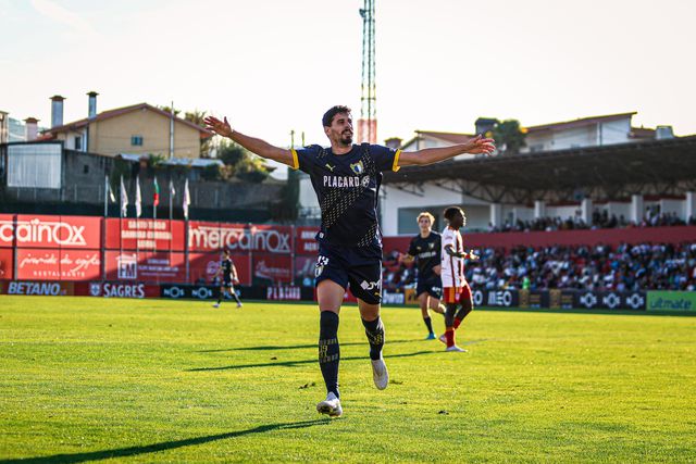 Ala do Famalicão visto por antigo colega: «O Gil Dias pode aspirar a bater as suas marcas»