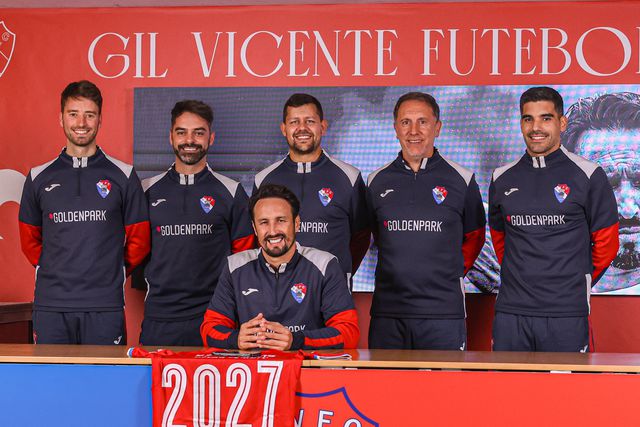 César Peixoto com a equipa técnica - Foto: Gil Vicente