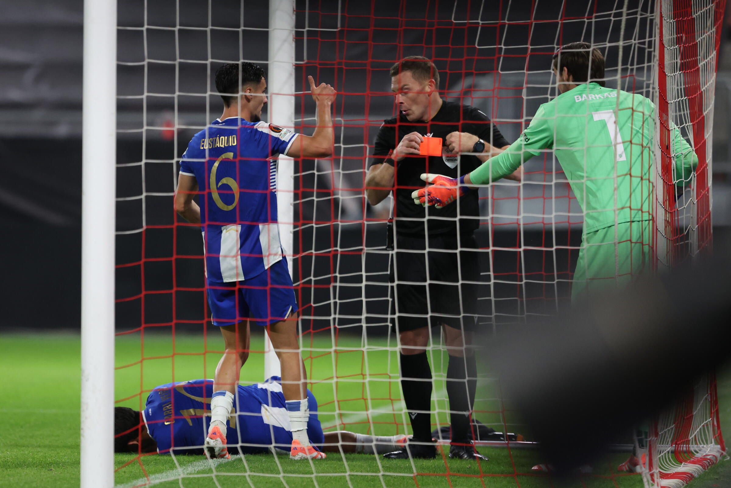 Na sequência do golo, Barkas, guarda-redes do Utrecht, encostou a cabeça a Gabri Veiga e viu cartão vermelho - Foto: Catarina Morais/KAPTA+