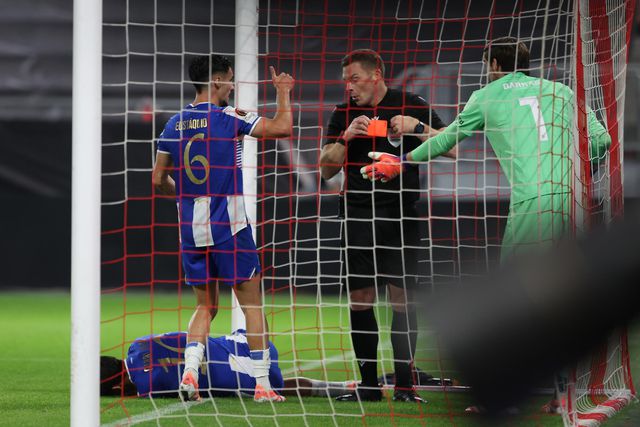 Na sequência do golo, Barkas, guarda-redes do Utrecht, encostou a cabeça a Gabri Veiga e viu cartão vermelho - Foto: Catarina Morais/KAPTA+
