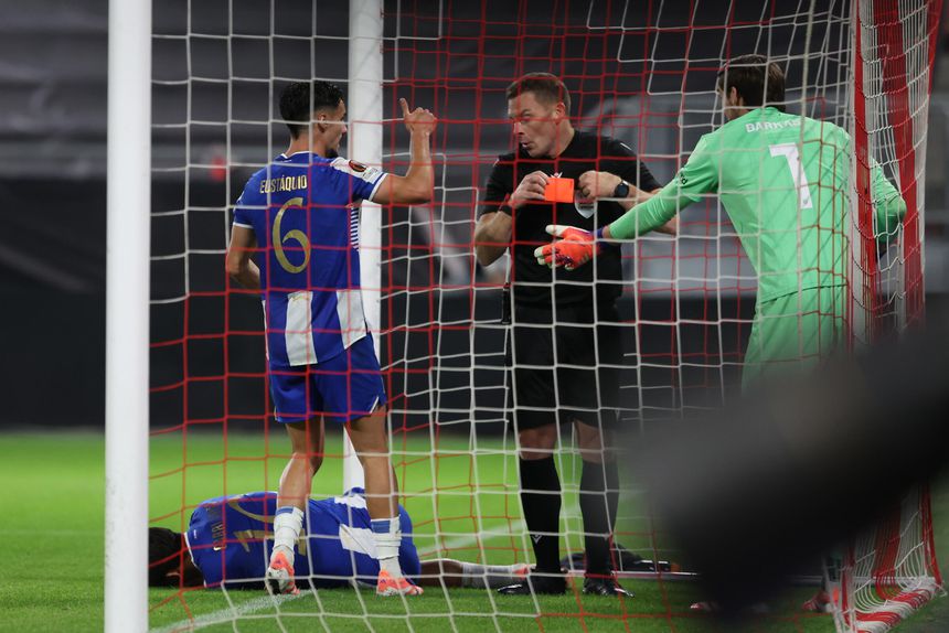 Na sequência do golo, Barkas, guarda-redes do Utrecht, encostou a cabeça a Gabri Veiga e viu cartão vermelho - Foto: Catarina Morais/KAPTA+