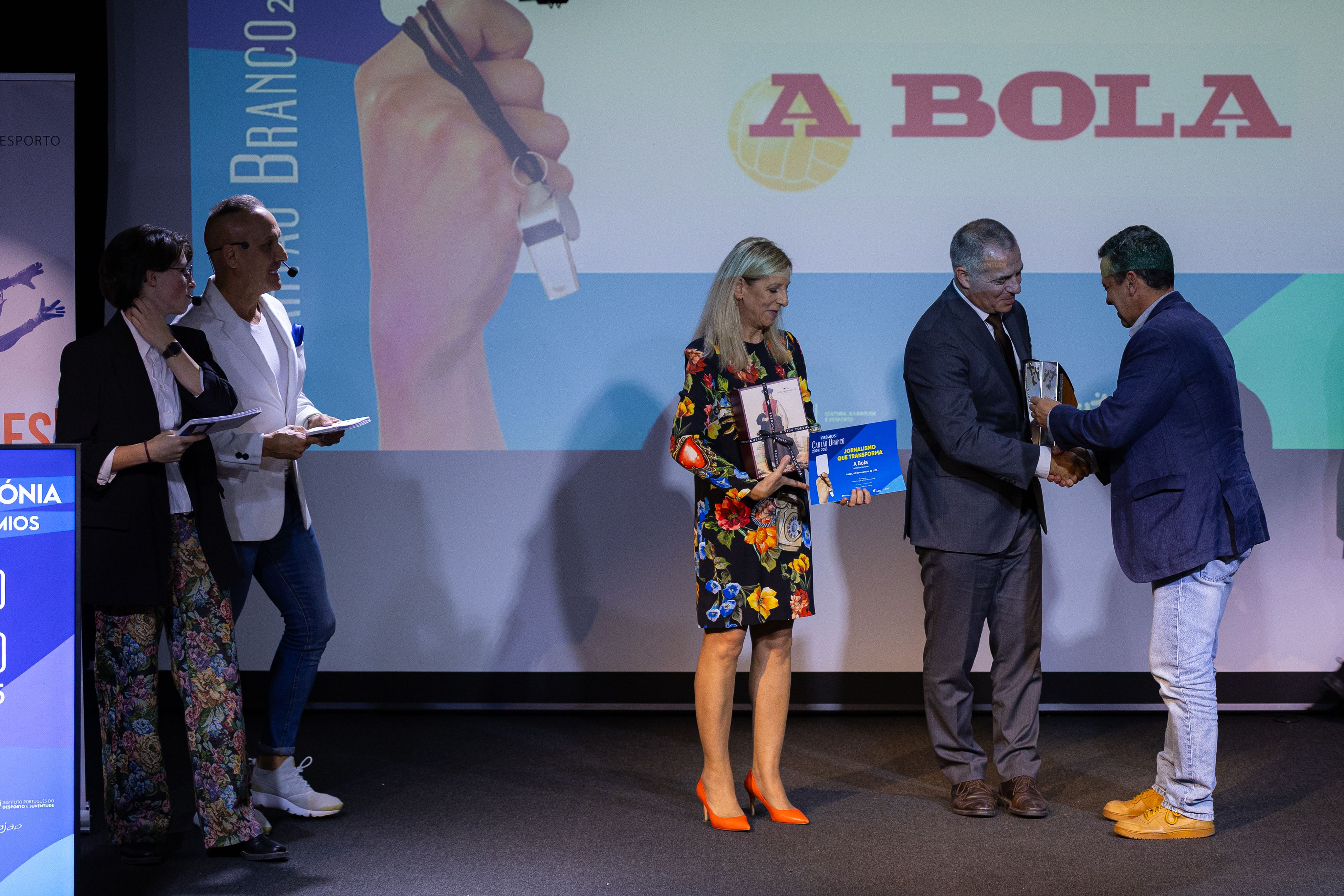 Pedro Dias, secretário de Estado do Desporto, e Lígia Praça, vogal do Conselho Diretivo do Instituto Português do Desporto e da Juventude, entregaram o prémio de A BOLA ao diretor-adjunto, Alexandre Pereira. Foto IPDJ