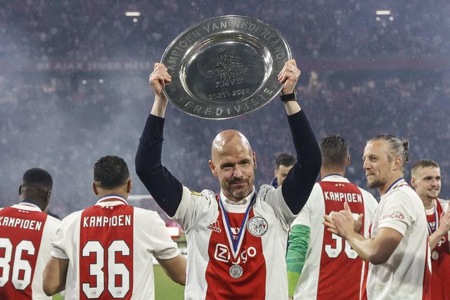 Erik ten Hag a festejar um campeonato ganho no Ajax