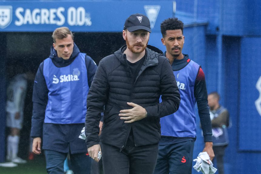 Ian Cathro mostra-se apostado e garantir a estabilidade necessária para que o Estoril possa vencer mais vezes. Foto: IMAGO