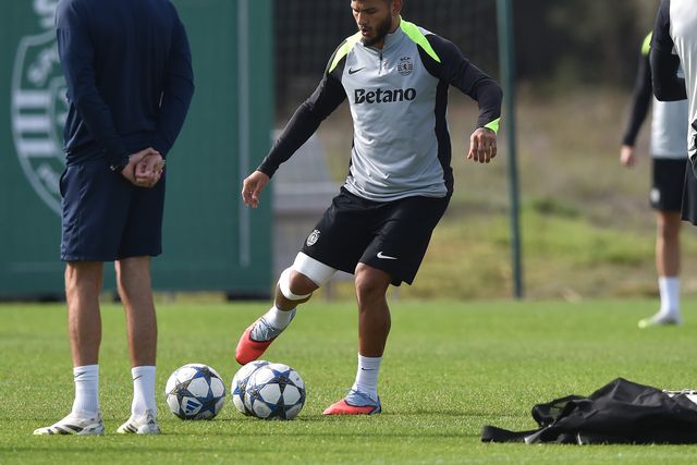 Suárez com joelho ligado antes do jogo com a Juventus, em que começou no banco  - Foto: Miguel Nunes