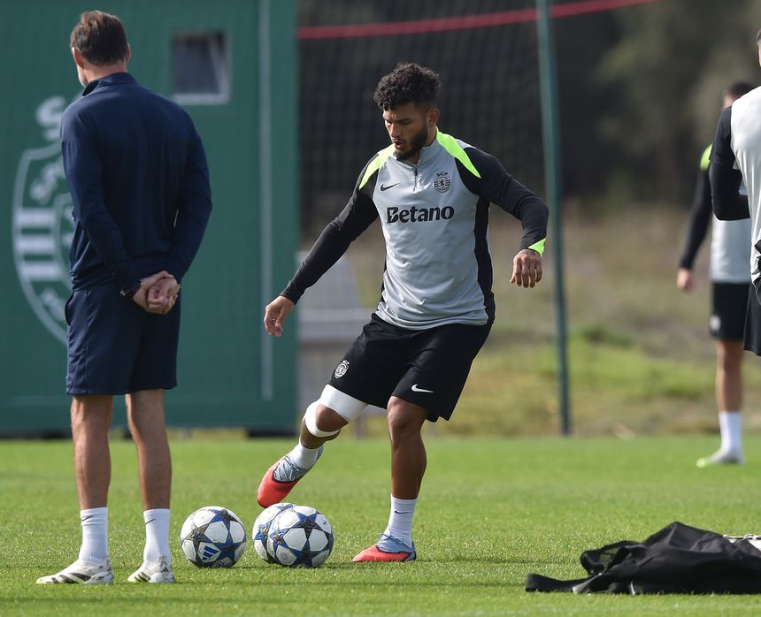 Suárez com joelho ligado antes do jogo com a Juventus, em que começou no banco  - Foto: Miguel Nunes