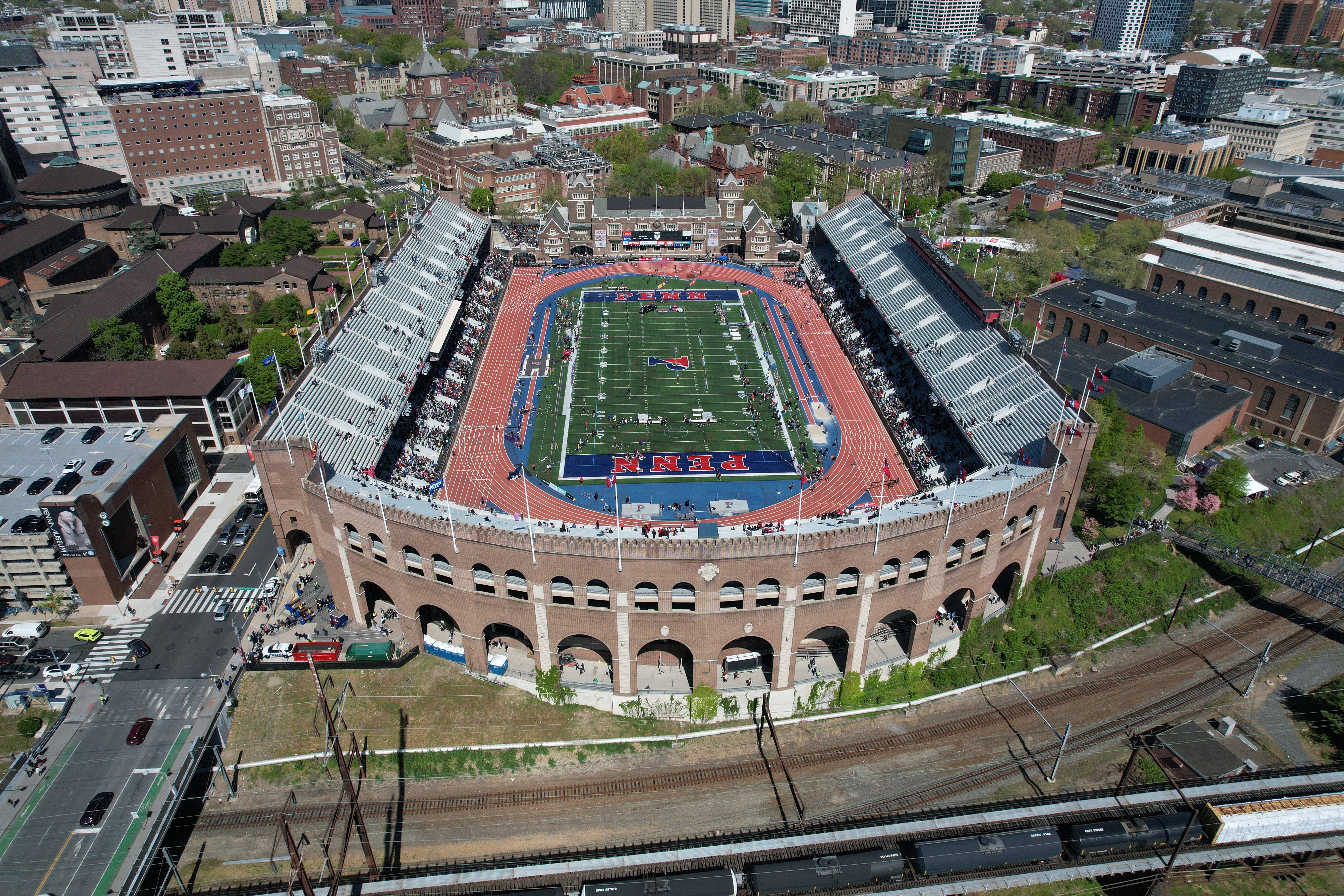O estádio mais antigo em utilização contínua nos Estados Unidos, o Franklin Field, no campus da Universidade da Pensilvânia. Inaugurado em 1895, destaca-se pela arquitetura emblemática em tijolo