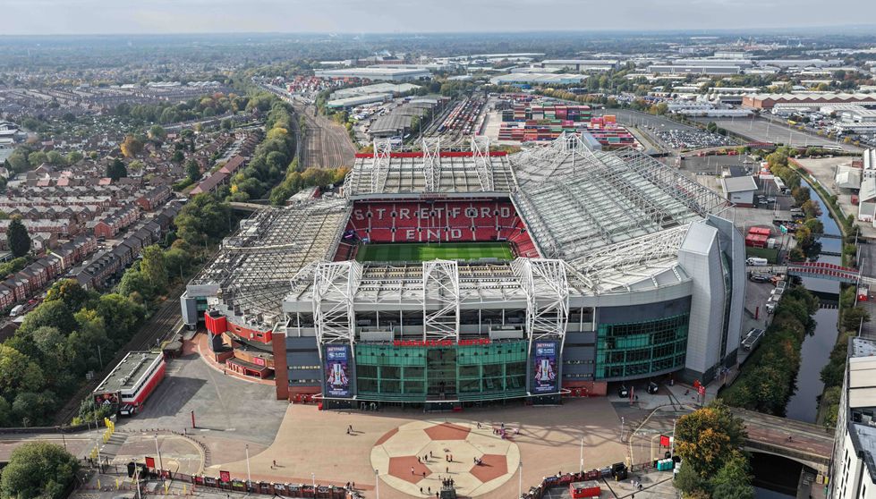 Old Trafford. A pista está no nome, Old. É a casa do Manchester United desde 1910, mas já há planos para um novo estádio