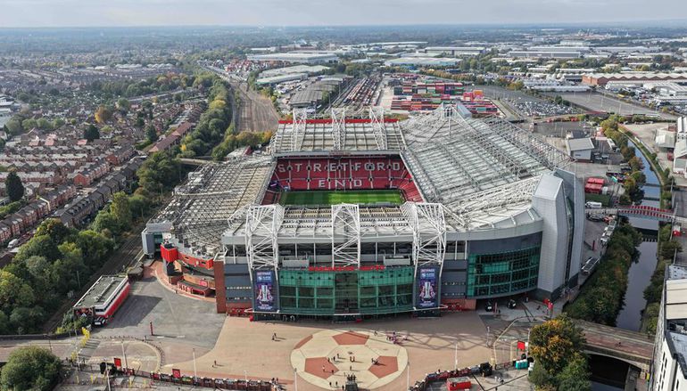 Old Trafford. A pista está no nome, Old. É a casa do Manchester United desde 1910, mas já há planos para um novo estádio