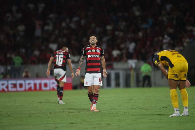 Flamengo empata após expulsão de ex-Sporting e Abel sorri