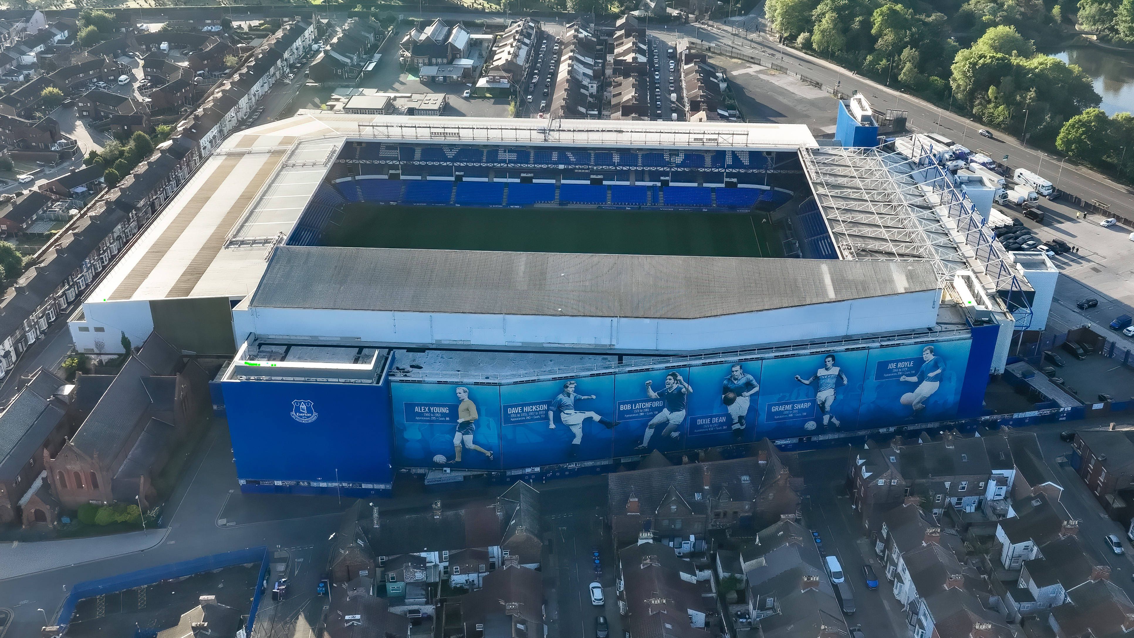 Goodison Park em Liverpool, inaugurado em 1892, um dos estádios mais antigos da Premier League. Casa do Everton desde a sua inauguração até à época passada, é agora usado pela equipa feminina