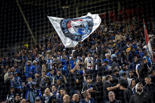 Adeptos do FC Porto indignados com ação das forças de segurança em Utrecht