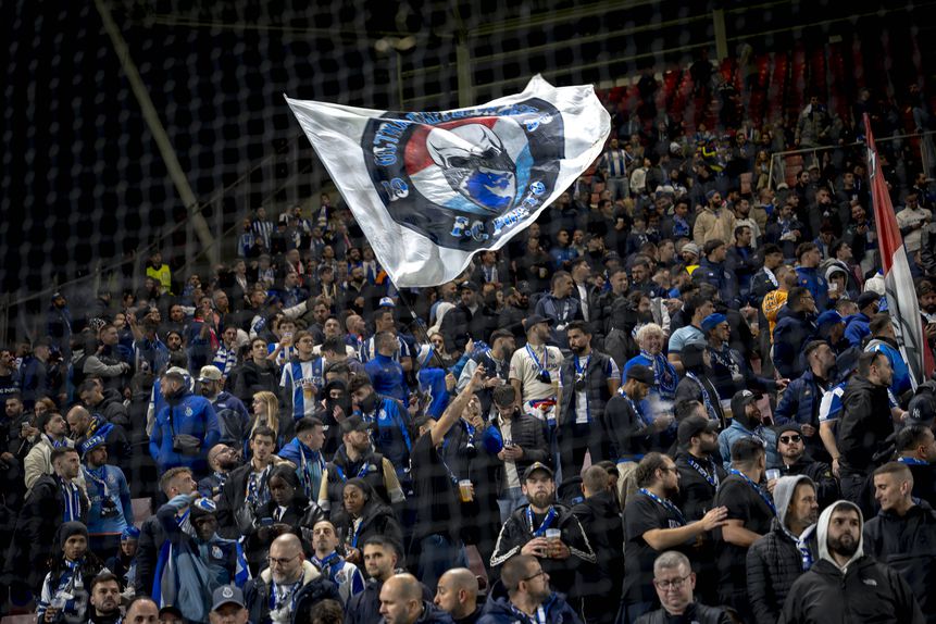 Adeptos do FC Porto indignados com ação das forças de segurança em Utrecht