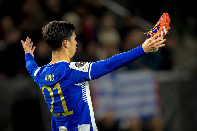 Prpic formou a dupla de centrais com Bednarek frente ao Utrecht