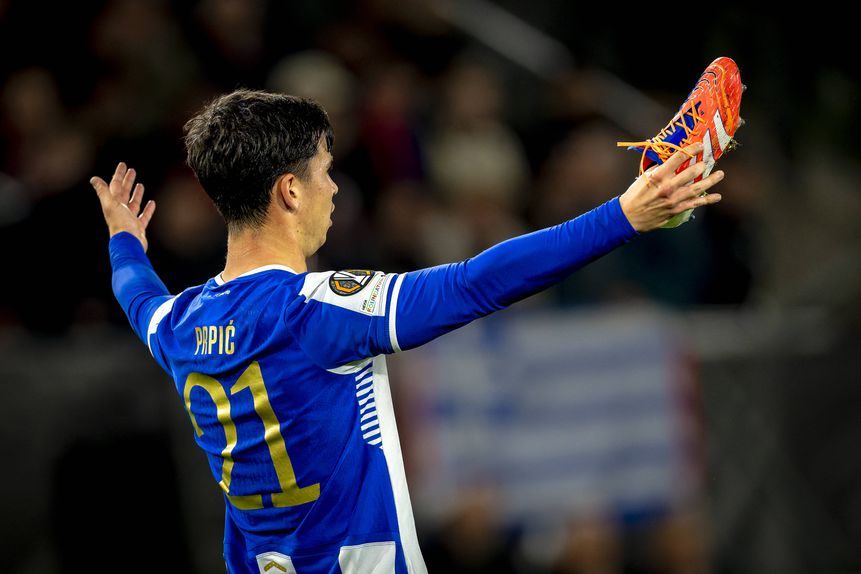 Prpic formou a dupla de centrais com Bednarek frente ao Utrecht