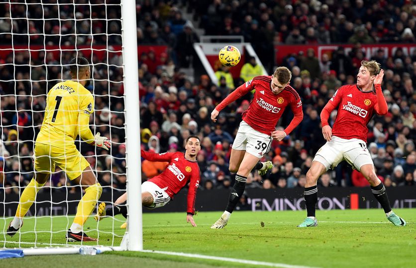 Manchester United bate Chelsea e aproxima-se dos lugares de Champions