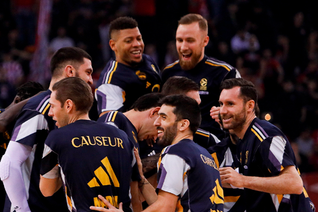 VÍDEO: jogadores do Real Madrid 'imitam' festejo de Ronaldo em entrada para jogo