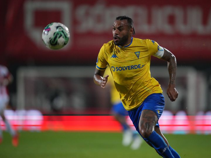 Cassiano foge aos centrais do FC Porto e abre o marcador no Estoril (vídeo)