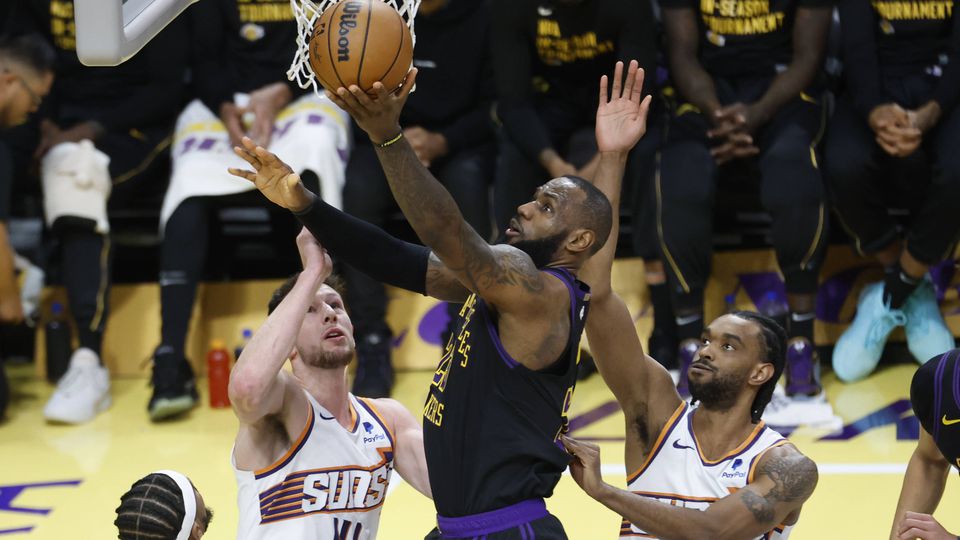 NBA: Lakers derrotam Suns com LeBron James em destaque