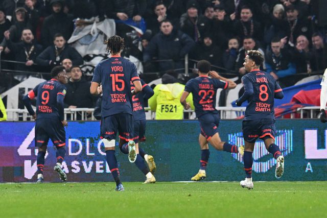 Golo de Tiago Santos ao Lyon candidato a melhor do mês na Ligue 1
